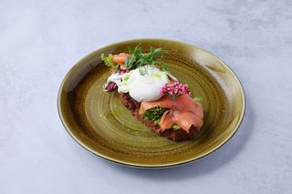 Avokado tost sa dimljenim lososom