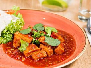 Tofu z woka w sosie z czerwonego wina