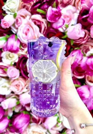 Butterfly gin tonic