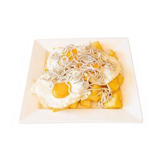 Sartén de huevos con patatas fritas y gulas