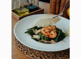 Salată cu creveţi, avocado și maioneză din pere