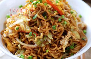 54.Tallarine chino frito tres delicias