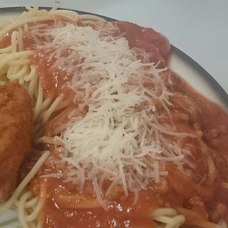 Espaguetis boloñesa con queso rallado