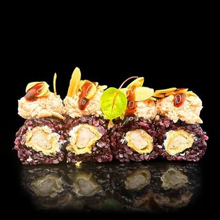 Uramaki black mandorle roll