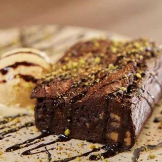 Brownie con helado de vainilla