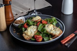 Salată cu brânză de capră