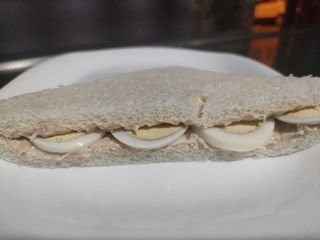 Sándwich De Atún Y Huevo Duro