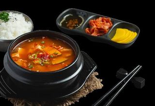 Zuppa di alghe con tofu