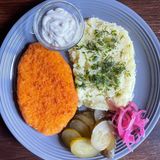 Курячий шніцель з картопляним пюре