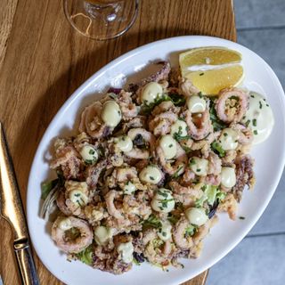 CALAMARES A LA ANDALUZA CON MAYONESA DE AGUACATE
