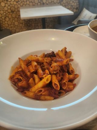 Bezglutenowe Penne z kurczakiem w sosie pomidorowym