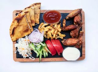 Крилца с гарнитура и питка