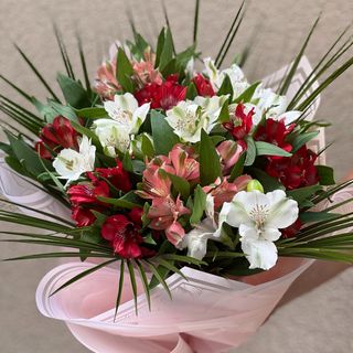 Buchet format din 11 alstromelia colorate si verdeata  