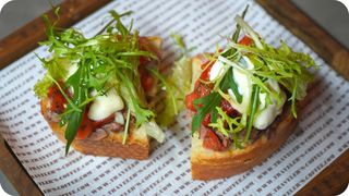 Тёплая брускетта с тунцом