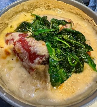 Piquillo Relleno De Butifarra Negra, Espinacas Salteadas Y Suave Bechamel