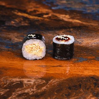 HOSOMAKI Z PIECZONYM ŁOSOSIEM