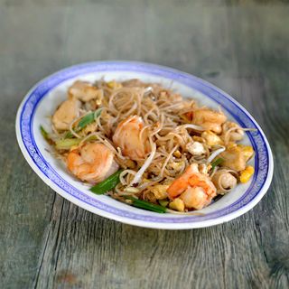 Fideos de arroz fritos con gambas