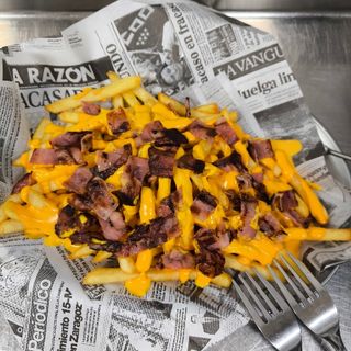 Patatas con cheddar y bacon