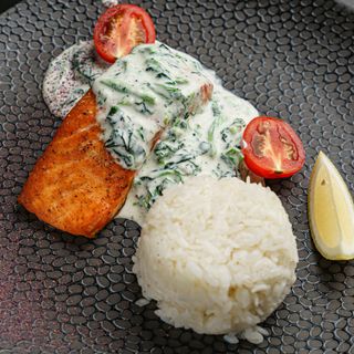 Стейк из семги в сливочно-шпинатом соусе с рисом