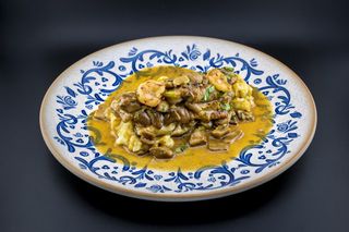 Filetto di spigola all'aglio tenero e gamberi
