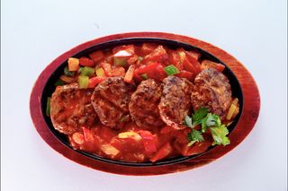 Котлеты с томатном соусе на керамике