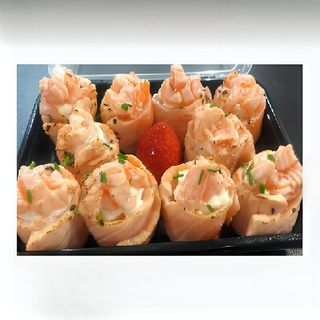C27. Sushi Salmão Defumado com Queijo