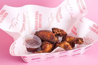 Alette di pollo speziate servite con bbq - 5 pezzi