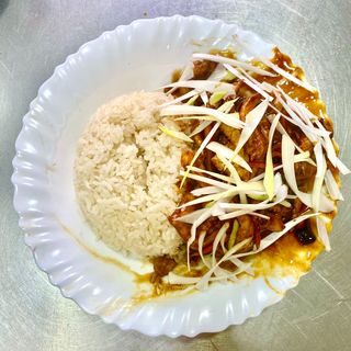 97.京酱鸡丝盖饭- Kjoto sos posuda za iseckanu piletina sa   pirinöem   luk