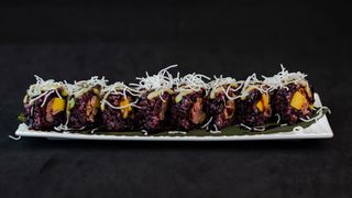 164. Salmón cocido, Aguacate, Mango, salsa menta y arroz negro 8u