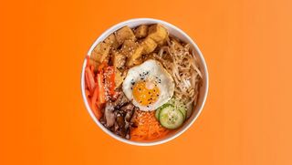 .BIBIMBAP ze smażonym tofu w słodkim sosie sojowym