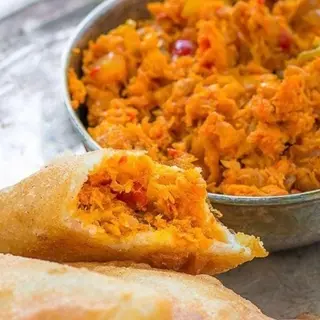 Empanada de Guiso de Pescado  Ole Papi ( parecido al cazón)