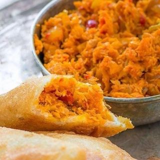 Empanada de Guiso de Pescado  Ole Papi ( parecido al cazón)
