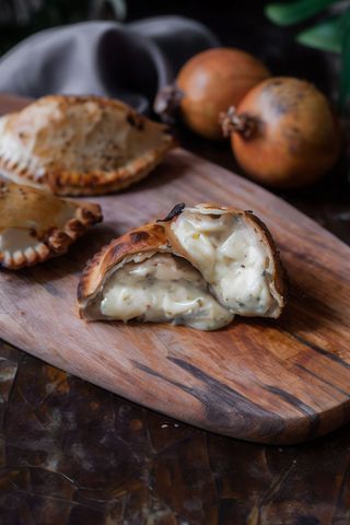 Empanada cebolla y queso