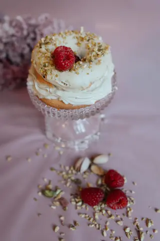 Keto donut pistacjowy z malinami
