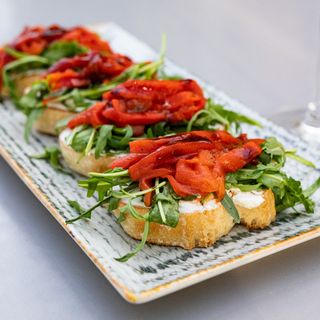 Bruschete cu cremă de brânză și ardei copți K