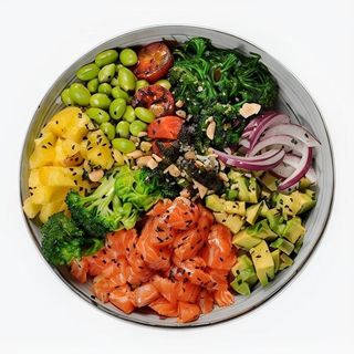 67. Salmón Poke Bowl