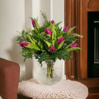 Ramo de 12 Tulipanes morados (No incluye jarrón)