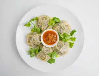 Манты с мясом теленка и джусаем / Бұзау еті мен жусай қосылған манты (400 г)