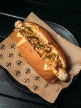 Мюнхен з капустою Кімчі, соусом Чеддер та цибулею фрі