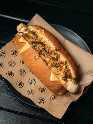 Мюнхен з капустою Кімчі, соусом Чеддер та цибулею фрі