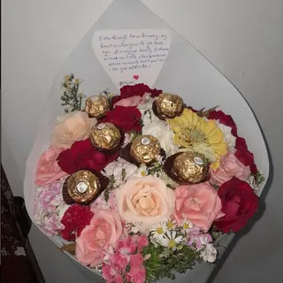 باقة ورد متنوعة بشكولاطة ورسالة
