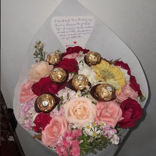 باقة ورد متنوعة بشكولاطة ورسالة