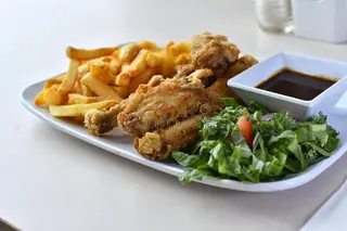 Alette di pollo e patatine fritte