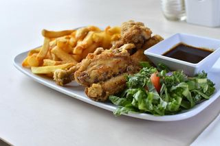 Alette di pollo e patatine fritte