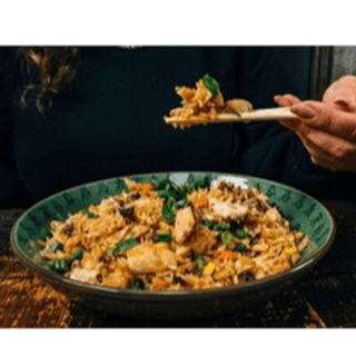 ARROZ FRITO CON HUEVO, VERDURAS Y POLLO