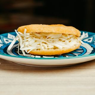 arepa de queso venezolano