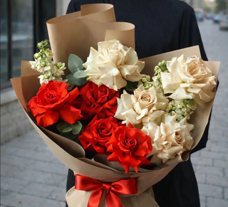 Buchet trandafiri regali white & red și mathiola