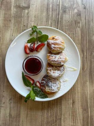 Сирники зі згущеним молоком та малиновим повидлом (200г)