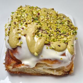 Cinnamon Roll Pistacho