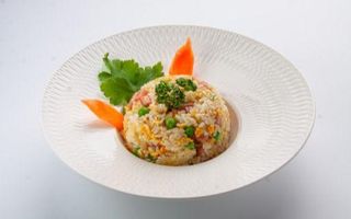 126. Riso saltato con gamberi e verdure